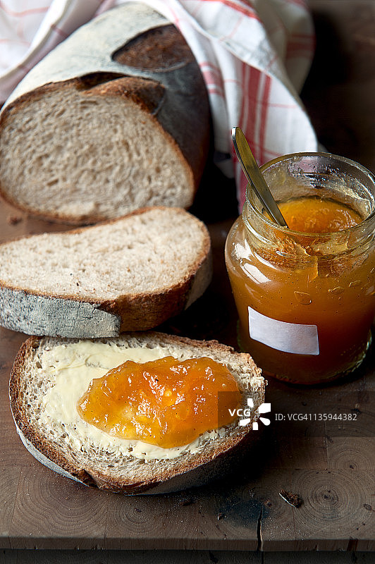 装有苹果酱的瓶子和面包图片素材