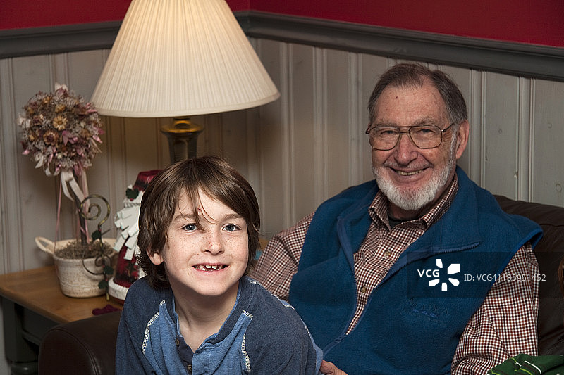 孙子和祖父图片素材