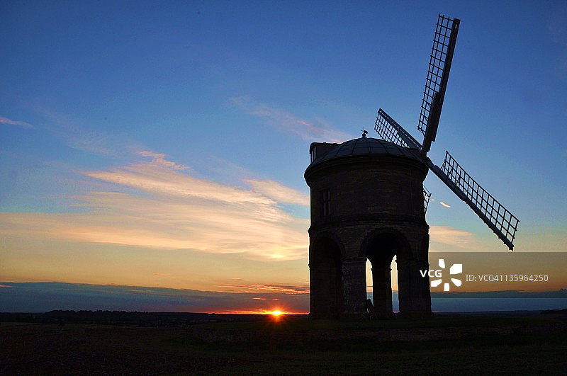 切斯特顿风车日落图片素材