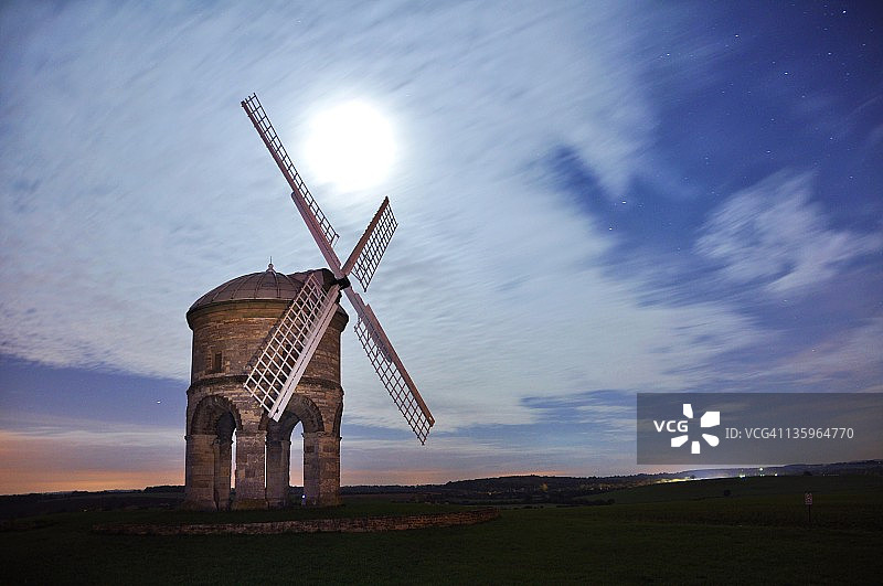 夜晚的风车景观图片素材