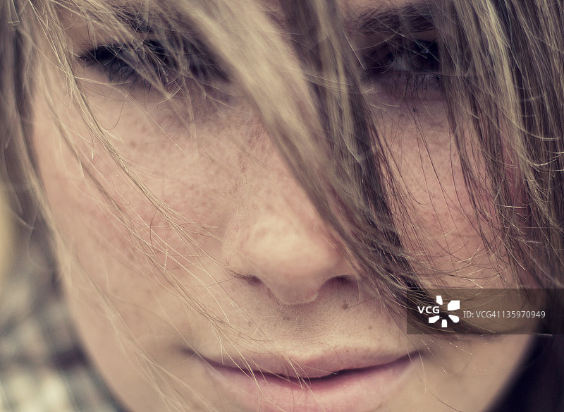 头发遮面的女孩看着镜头图片素材