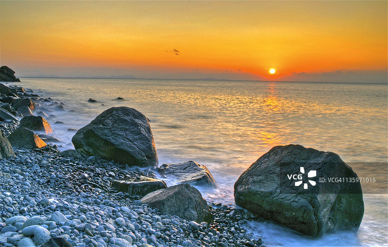 日落时分的岩石海岸线图片素材