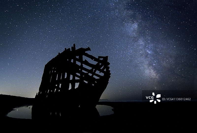 夜幕下的彼得·艾尔代尔号图片素材