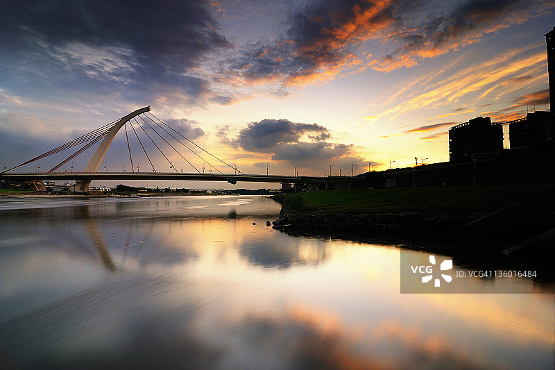 夕阳下的大直桥图片素材