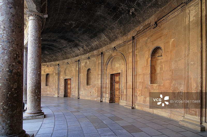 回廊中的柱子图片素材