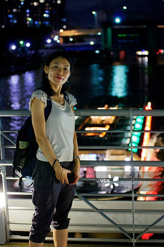 站在天王洲岛旁图片素材