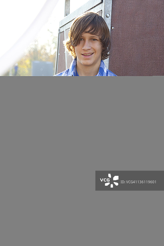 在滑板公园玩耍的青少年图片素材