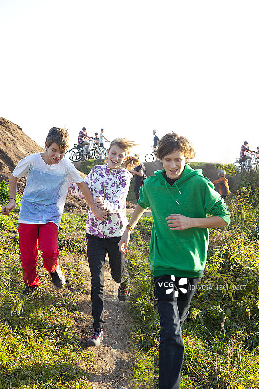 一起在公园里玩耍的年轻孩子们图片素材