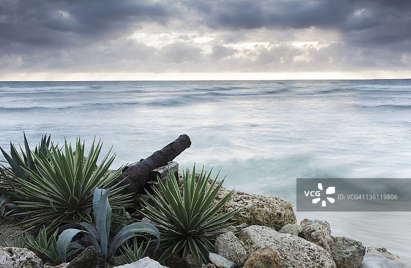 加勒比海滩日落时的旧枪图片素材