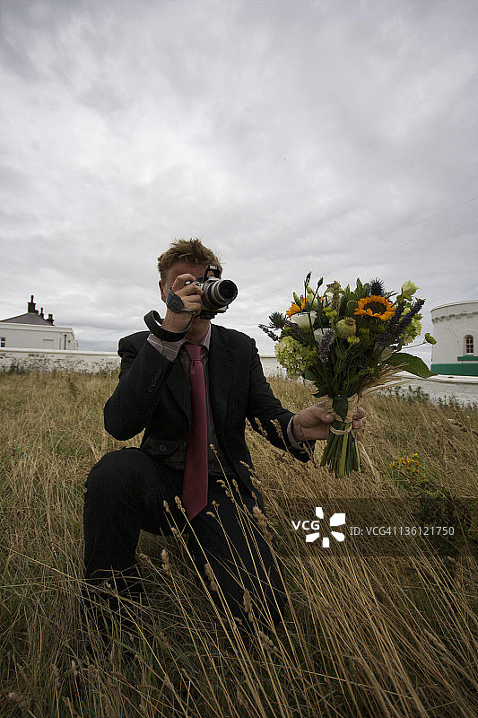 在长草中的男人图片素材