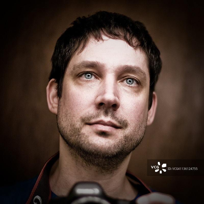 棕色头发的男人肖像图片素材