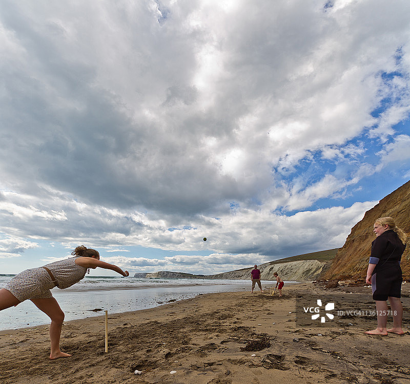 在广阔的天空下玩沙滩板球图片素材