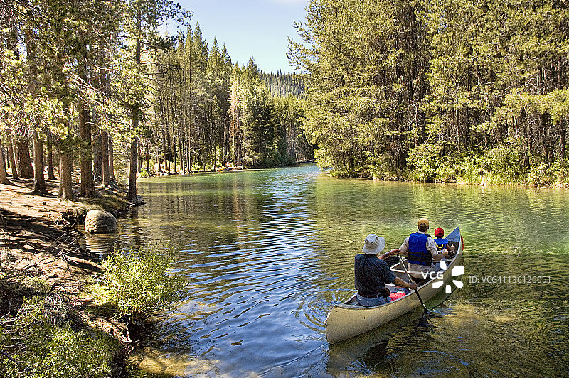 三代人乘船游河图片素材