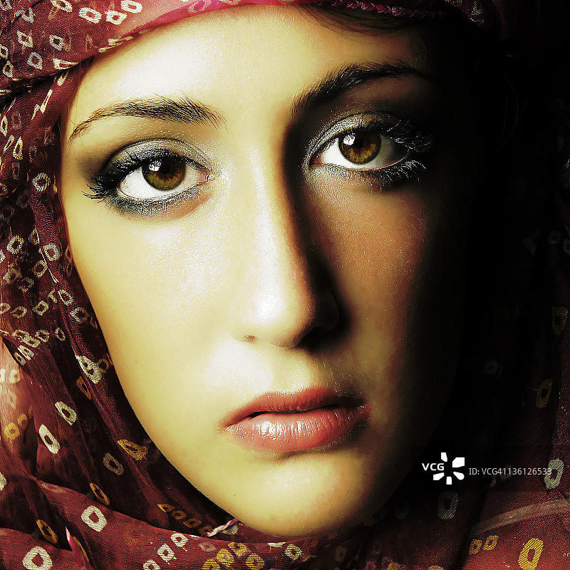 戴着头巾的女孩图片素材