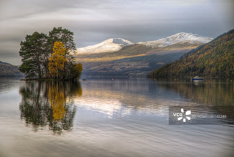 泰湖与群山图片素材