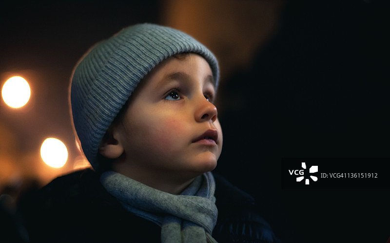 男孩抬头向上看图片素材