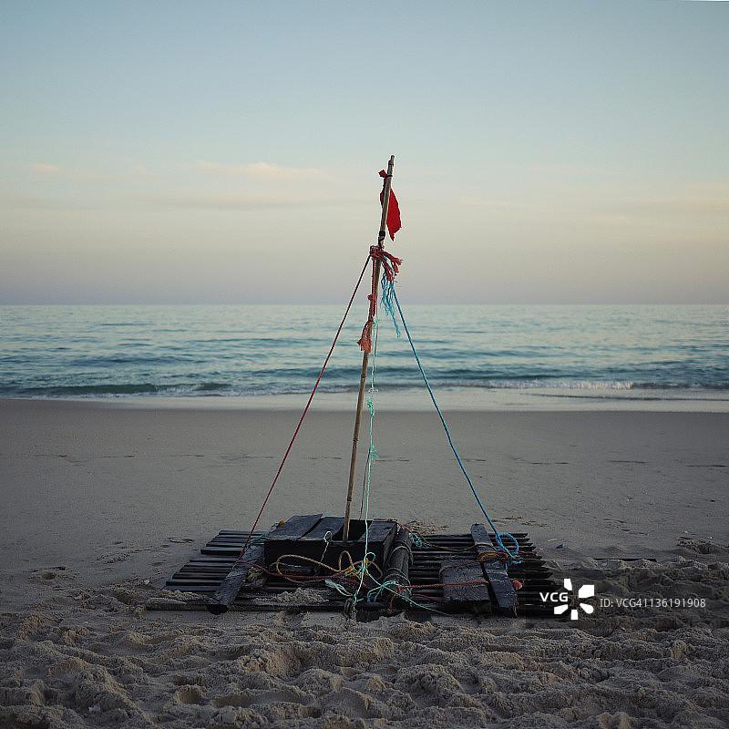 海滩上由浮木和绳子制成的船图片素材