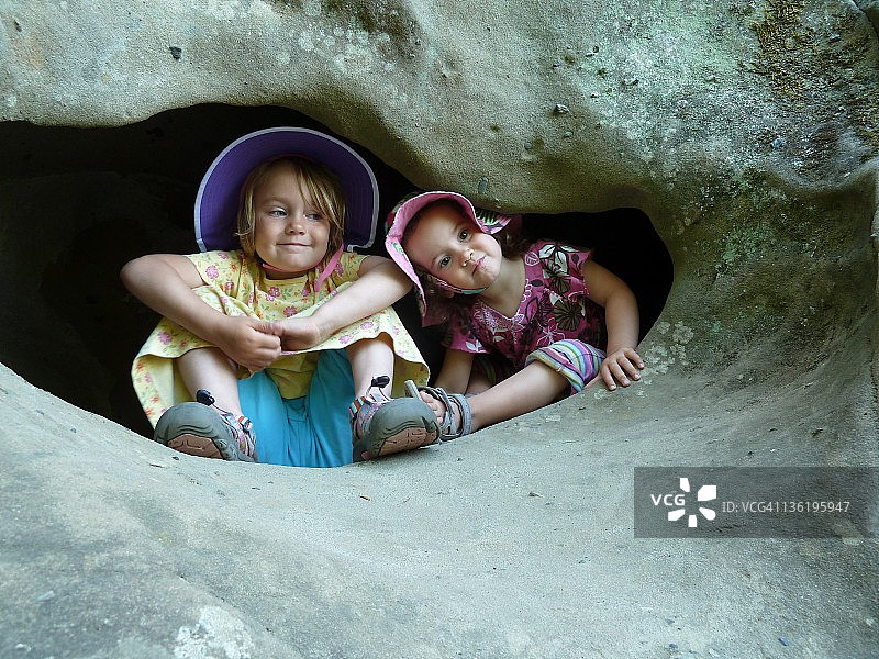 两名年轻女孩在小岩洞里图片素材