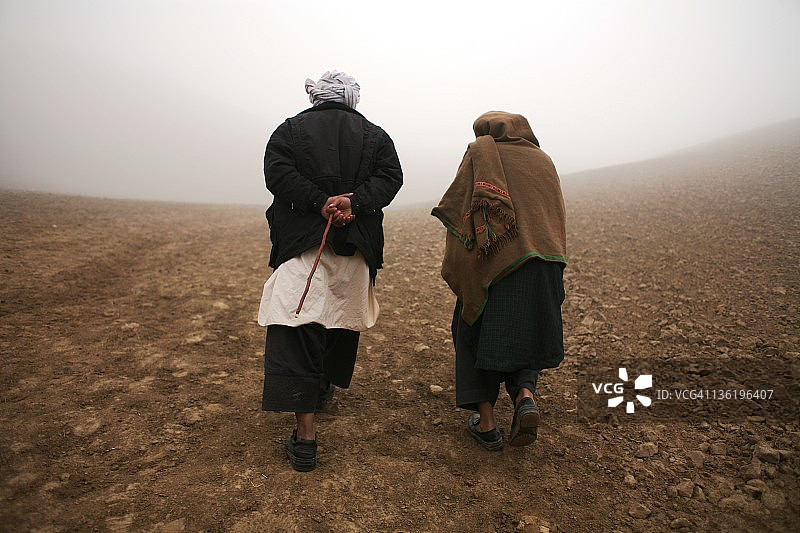 两个阿富汗人走向薄雾图片素材