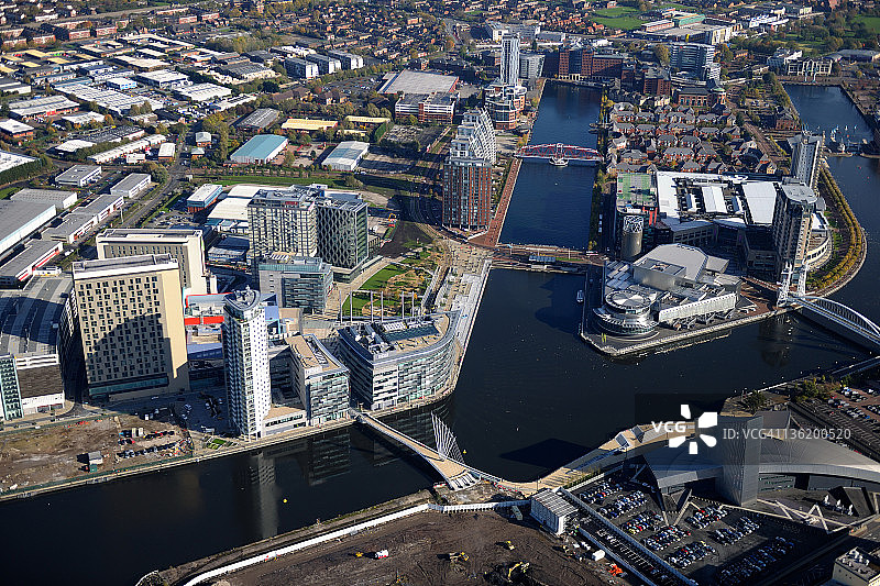 从空中俯瞰曼彻斯特索尔福德码头图片素材