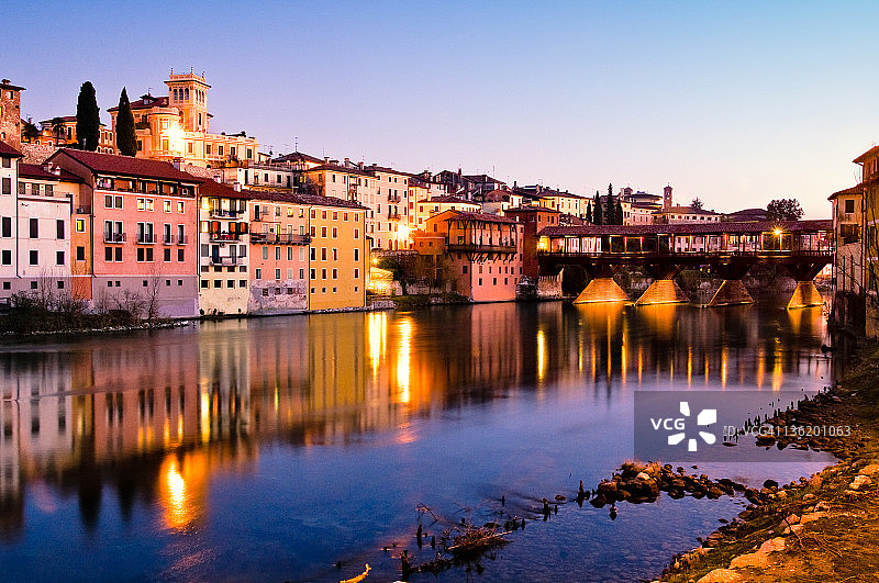 布伦塔河畔的房屋，位于格拉帕图片素材