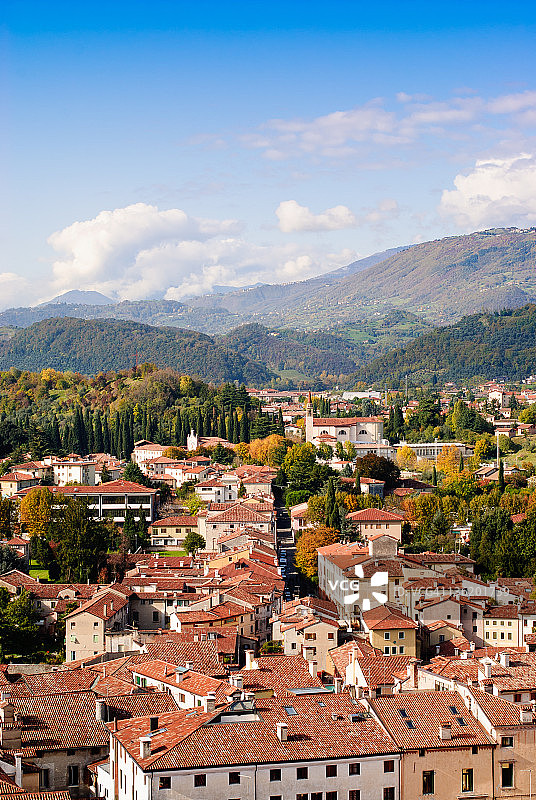 圣米歇尔山脚下的房屋图片素材