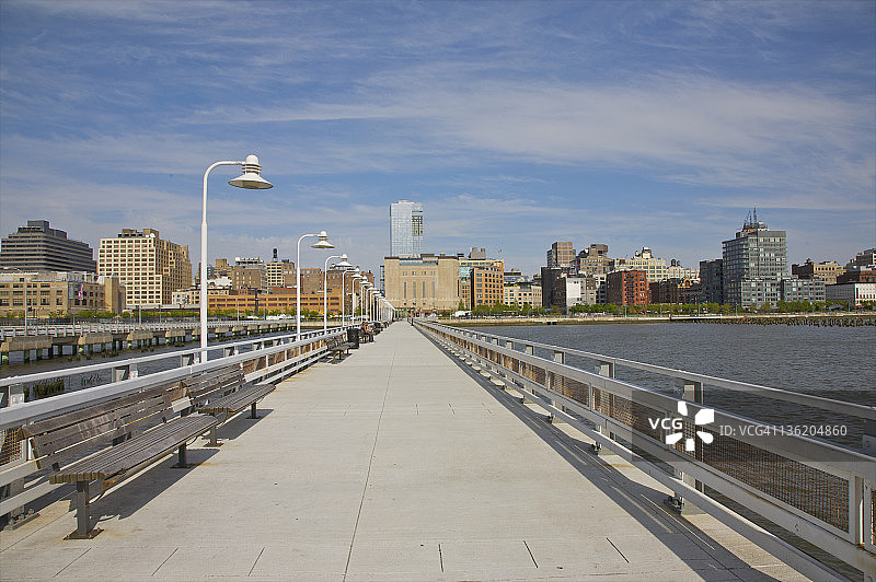 通往城市建筑的白色码头图片素材