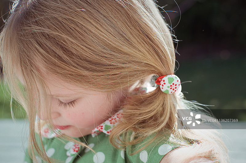 扎着发带的女孩图片素材