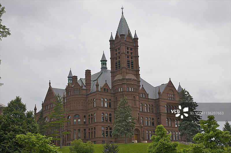 山顶上的红色石头维多利亚风格建筑图片素材