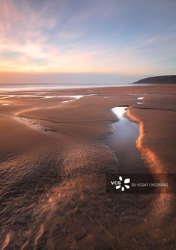 桑迪茅斯湾海滩上的潮汐池图片素材