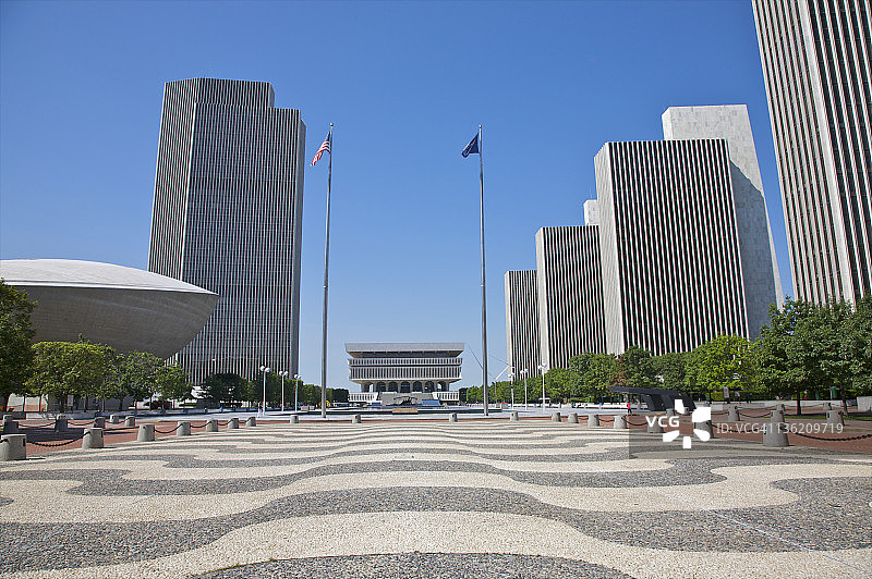 现代办公楼下的波浪形人行道图片素材