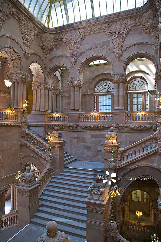带有拱门和中央楼梯的宏伟中庭图片素材