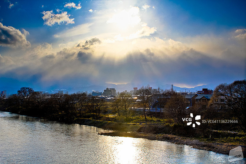 阳光下的北上川图片素材