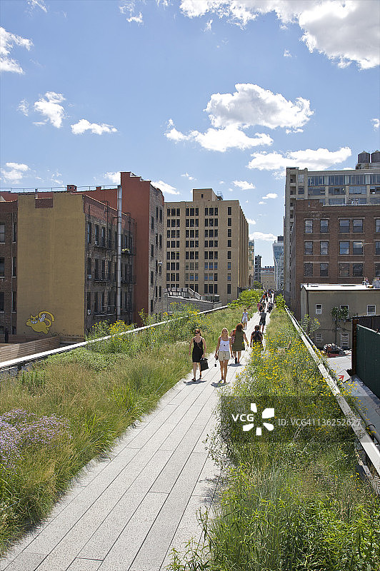 在城市高架路上行走的人们图片素材