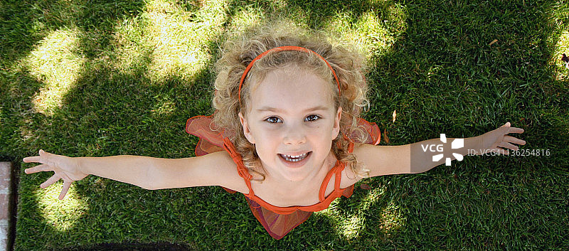 举起双手，抬头微笑的女孩图片素材