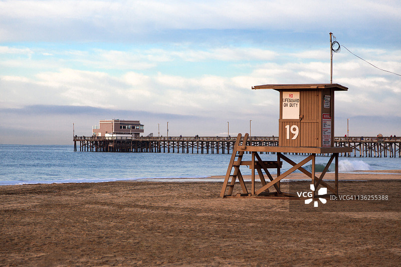 纽波特海滩码头和救生员小屋图片素材