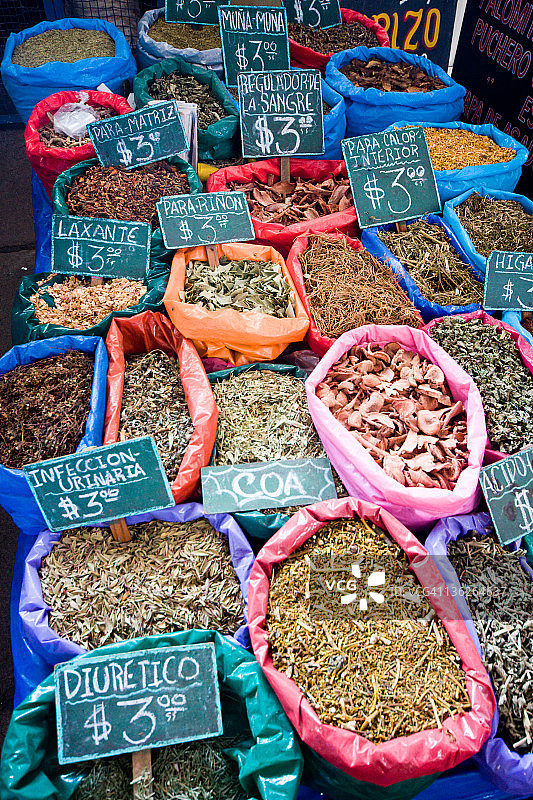 食品市场的药用草药和植物图片素材