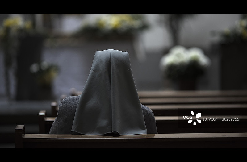 姐姐坐在教堂的椅子上图片素材