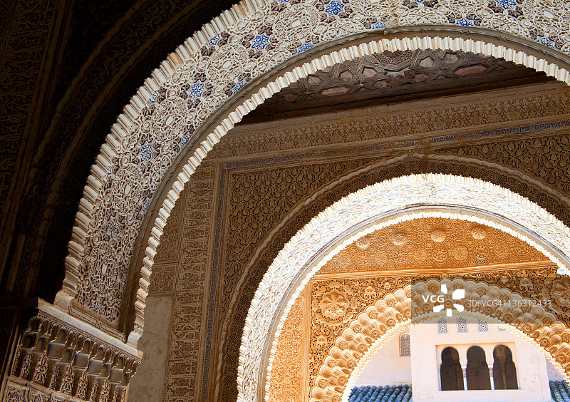 西班牙格拉纳达阿尔罕布拉宫的拱门图片素材