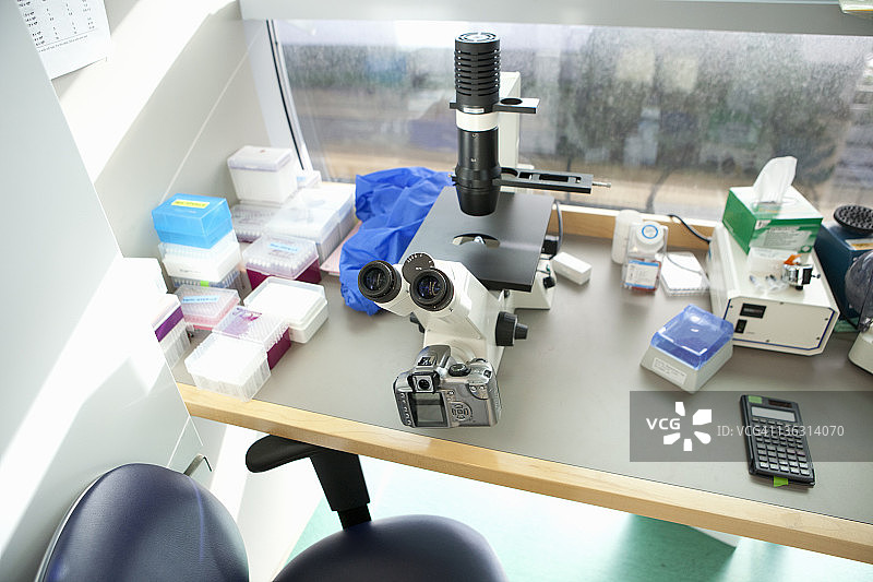 科学实验室中的显微镜图片素材