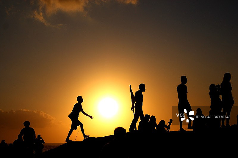 人们在山间行走图片素材