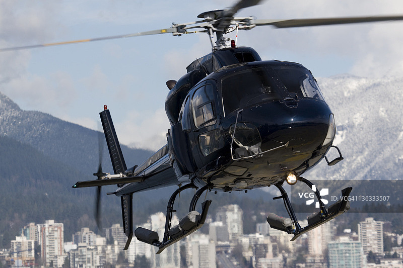 飞行中的直升机图片素材