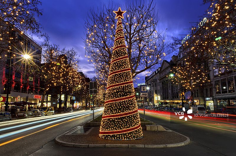 主要干道上的圣诞节装饰图片素材