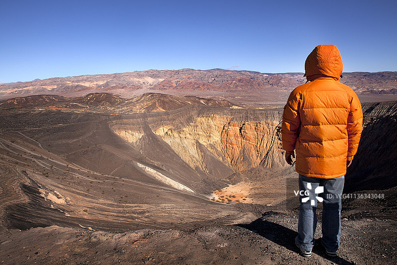 男子站在尤比希比火山口边缘图片素材