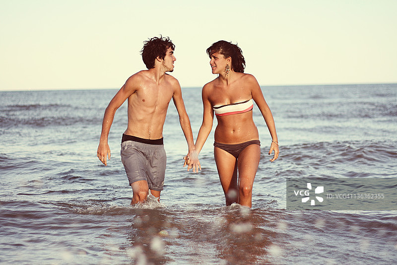 在海滩的情侣图片素材