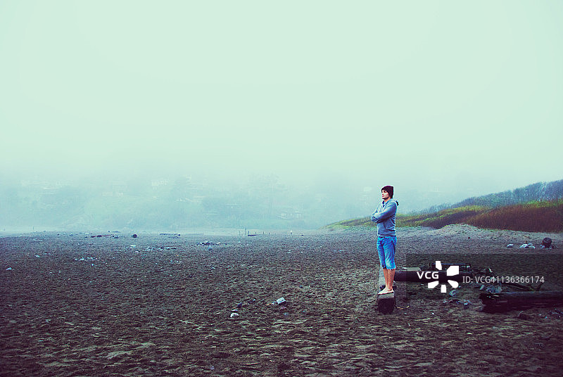 独自站在海滩上的男人图片素材