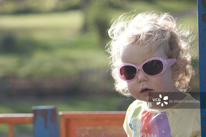 金色卷发的女孩图片素材