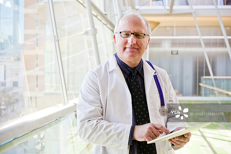 医院里拿着平板电脑的医生图片素材