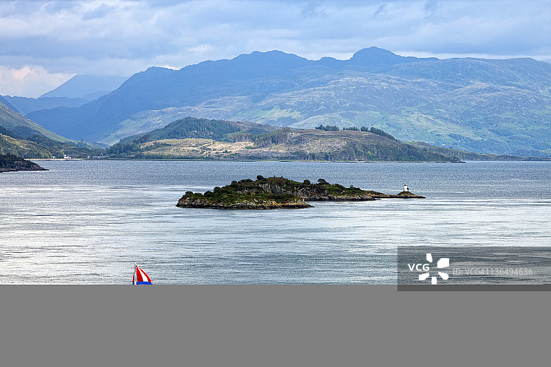 游艇在苏格兰阿尔什湖航行图片素材
