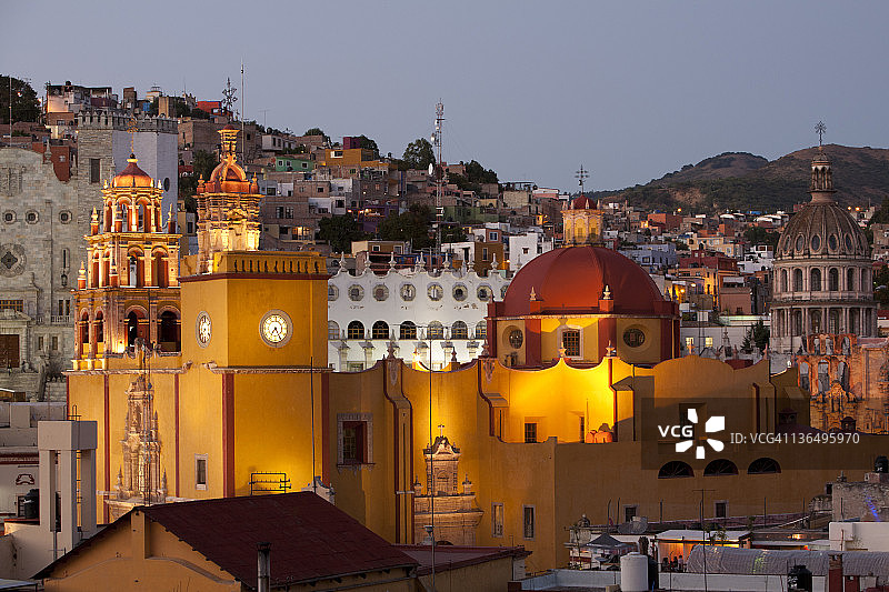 瓜纳华托大教堂黄昏景色图片素材